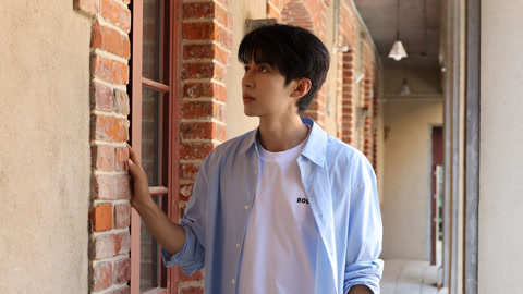 赵小童感受里院烟火人间 携手老居民与话剧人共忆往事