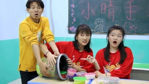 美女家务事 小晴意外发现神奇垃圾桶
