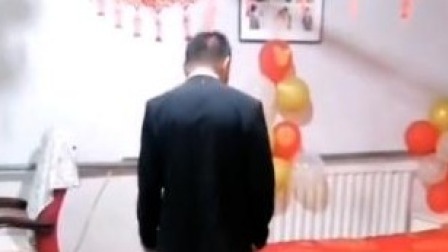 @所有人 女儿出嫁后，爸爸在房间里来回转悠踢气球
