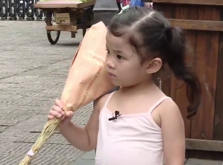 五岁男孩体验当哥哥