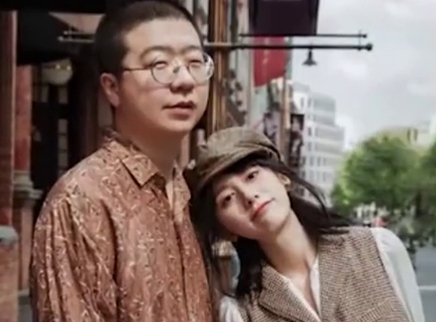 娱乐新鲜爆 李诞黑尾酱写真被网友称婚纱照