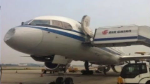 经典传奇 飞机高空被撞飞机头 淡定返航惹是非
