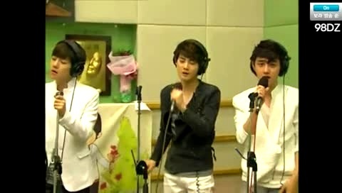 IU kiss&cry 你的世界(Angle) - Kiss The Radio现场版 12/05/07-EXO-K