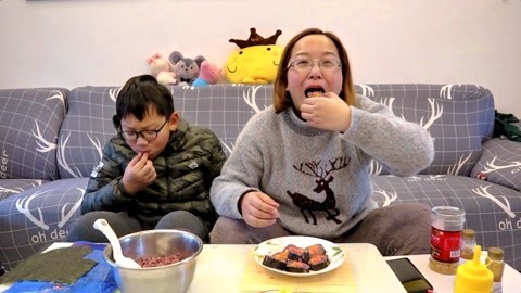 梁小轩和轩妈试吃各种美食 自制寿司