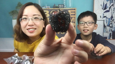 梁小轩和轩妈试吃各种美食 试吃裹满黑芝麻的红枣