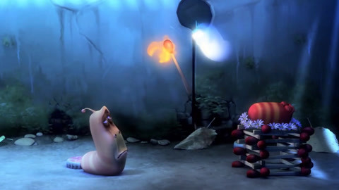 爆笑虫子：小红半夜上厕所摔倒，灵魂竟摔出体外,小黄竟要火化它