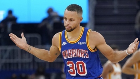 NBA热辣资讯 库里跟五位队友做了五种不同的专属出场动作！这是彻底玩嗨了！
