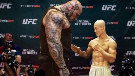 少林功夫vs格斗，四两拨千斤，巨型选手被一脚击倒！