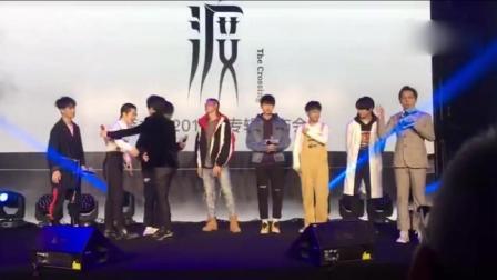 嘻嘻娱乐 2017 11月 薛之谦谈摔话筒事件:今天的话我可能会捡起来 171129