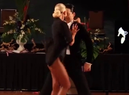 看御姐怎么收拾你 霸气牛仔舞