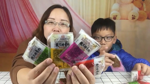 梁小轩和轩妈试吃各种美食 试吃素烤肉 真的有肉感
