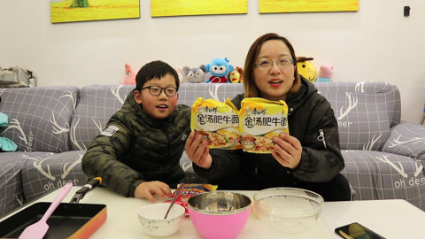 梁小轩和轩妈试吃各种美食 方便面的做好吃的小圆饼