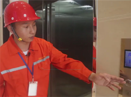 新闻大求真 电梯瘫痪时被困应如何自救？