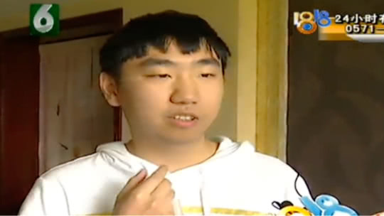1818黄金眼 惊吓 男子在奶茶中喝出蟑螂