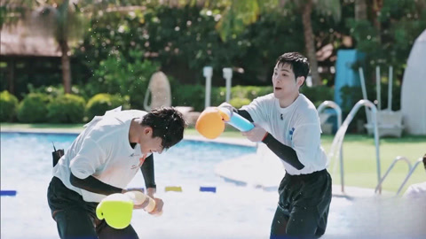 蔡徐坤穿羽绒服逛三亚 王嘉尔郑恺水上互锤