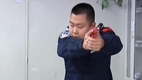 法治中国60分 年轻女警勇于担当 投身一线推迟婚期
