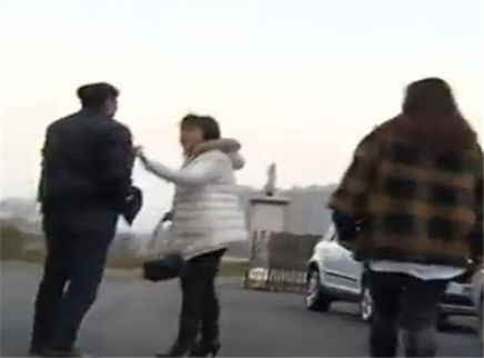 寻情记 半百大老板 隐身恋上餐馆小服务员