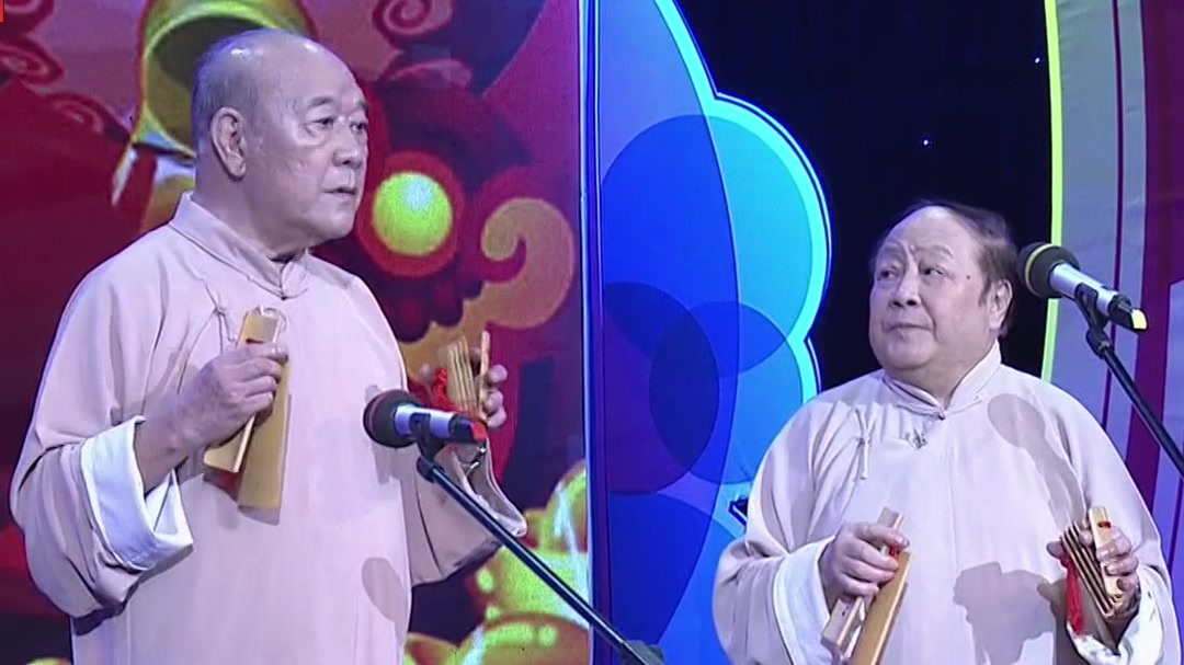 包袱段子频出，台下观众从头笑到尾