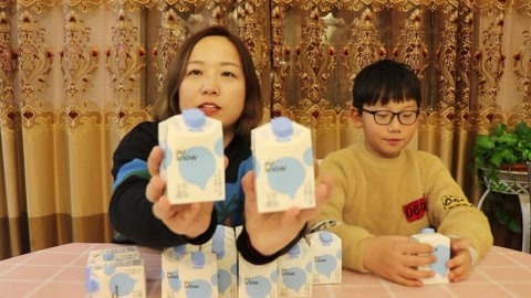 梁小轩和轩妈试吃各种美食 新希望酸奶