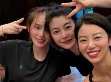 刘诗诗陈妍希同框练瑜伽
