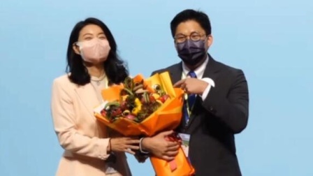 体育show 霍启刚当选立法会议员郭晶晶送蔬菜花 两人都乐了！