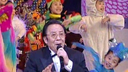央视2002春晚 大联唱《名曲颂春》，小百兽集体来贺春