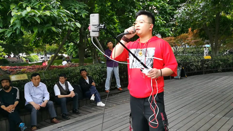 唱罢吹灯 小伙子公园飙歌三十出头