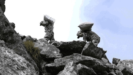 兵者行 致敬! 边防战士近5000米山巅背给养, 脚上伤疤让人泪目