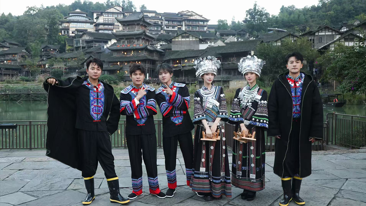 第12期：杨超越化身苗疆少女跳板凳舞