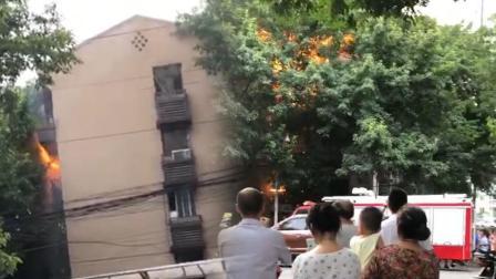 烟酒店楼上突发大火 邻近大树和电缆被点燃