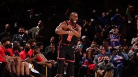 NBA热辣资讯 尼克斯队史第一人！沃克圣诞大战拿下三双