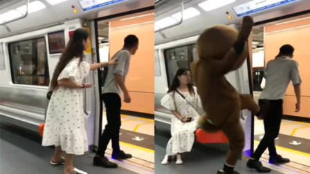 地铁内拍“狗熊脚踹挡门男”博眼球 网友：脑袋有坑