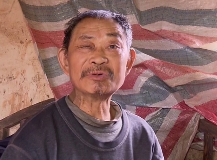 寻情记 流浪老人近乡情怯落叶归根