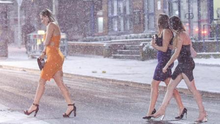 新视界 美女光腿迎接暴雪天气