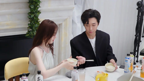 喜欢你我也是第6季 第1期小屋纯享：嘉昊春子眼神拉丝超暧昧 纯爱战神约会crush甜晕