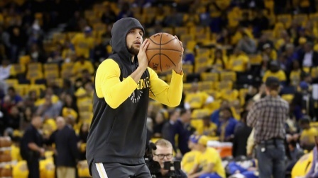 NBA热辣资讯 库里提前开启logo球模式！这连中4个中场三分让湖人看的发慌