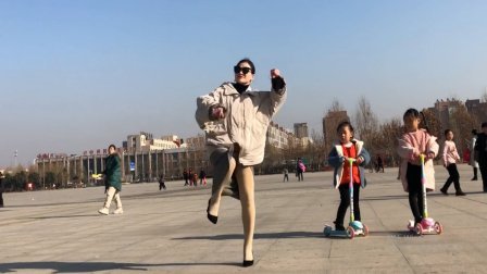 这女人当着两个孩子的面跳尬舞《不得了》孩子那种嫌弃的眼神犀利