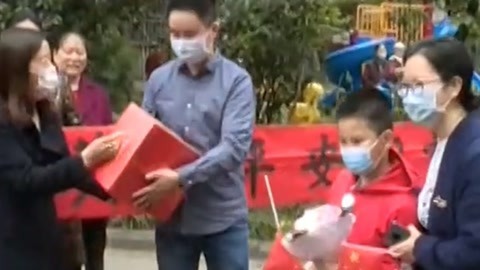 法治中国60分 居民自发迎英雄 医生回家暖人心