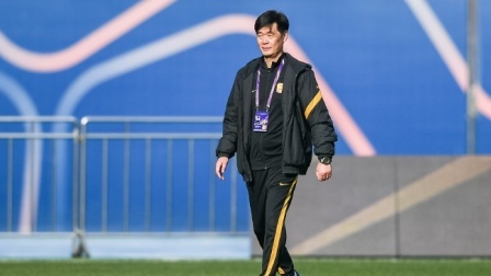 中国男足冲击2022世界杯 李霄鹏上任后遭遇三难题困扰 缺兵少将内外交困