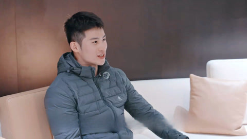 骑行遇雨天意志力大挑战  张峰骑行脚踏板掉了