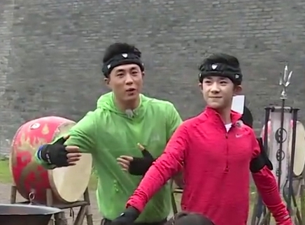 易烊千玺尬演屏风太可爱了！