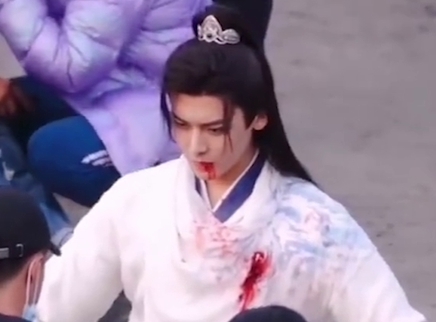侯明昊周也片场对戏超认真