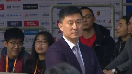 在线看杜锋表情管理，李春江：输球不能输人