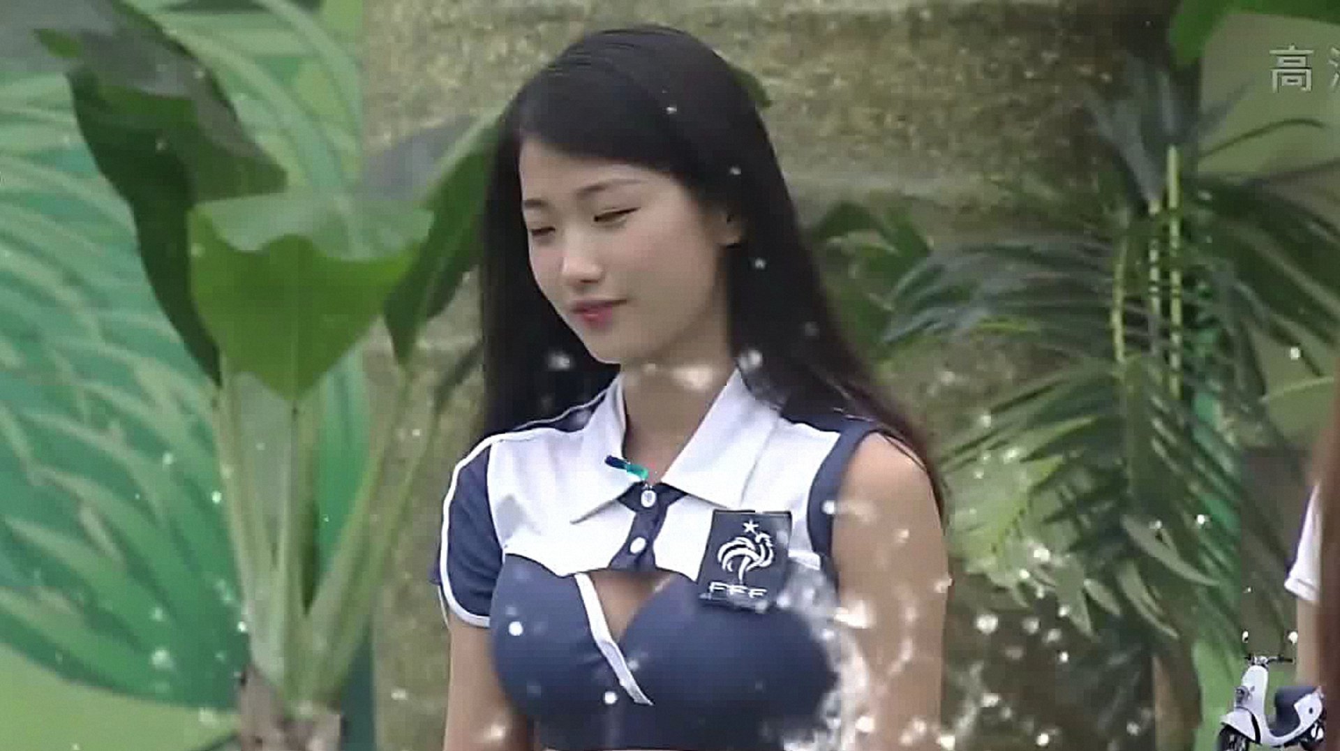 男生女生向前冲 欧洲杯足球宝贝火辣来袭