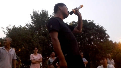 唱罢吹灯 大叔高歌一曲《就恋这把土》高手在民间