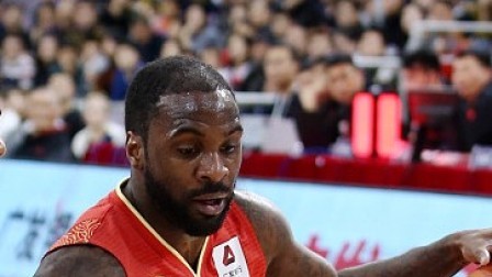 CBA 18/19赛季 上海VS山东第二节：劳森上篮得分打停对手，多点开花双方陷入胶着