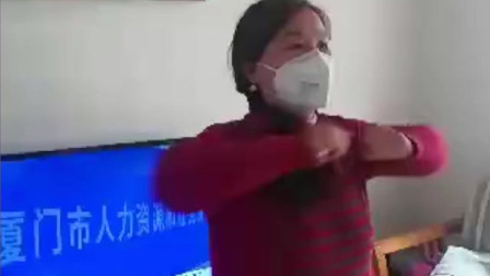 一个美女戴着口罩锻炼身体