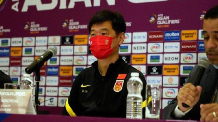 中国男足冲击2022世界杯 阿曼记者问为什么进不了世界杯？李霄鹏：实力不够