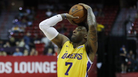 NBA流言收割机 湖人官方：前锋卡罗林本月上旬接受跖骨手术，预计缺阵10-12周