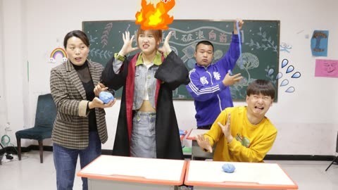 美女家务事 外星人4：小晴得了“狂躁症”，新同学使用解压粘土解决难题